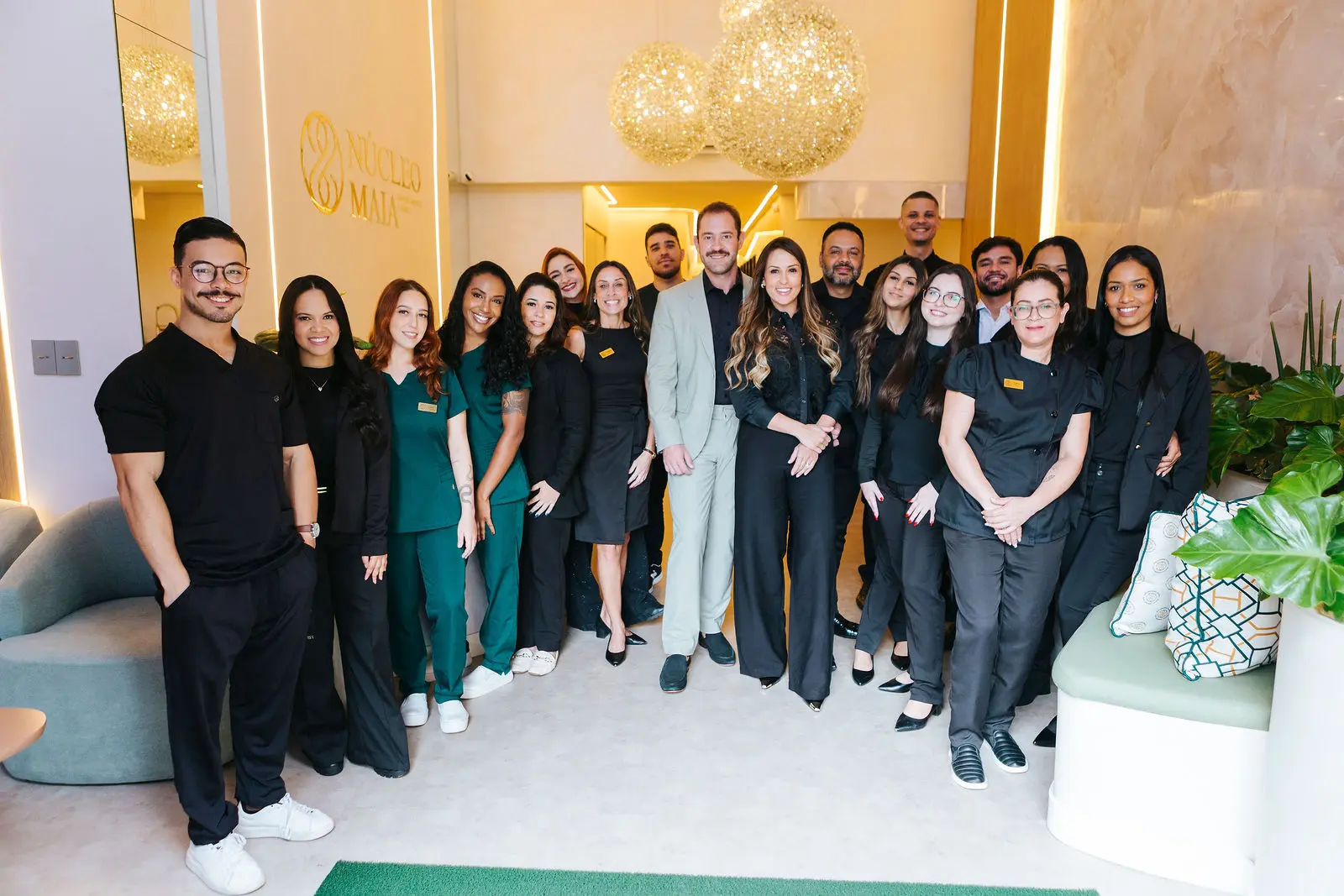 Equipe multidisciplinar do Núcleo Maia reunida na recepção da clínica